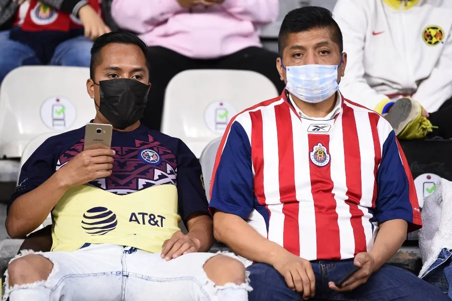 IMAGO7 Afición de América y Chivas durante un Clásico Nacional