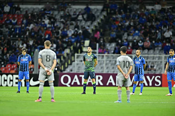 IMAGO7 Los jugadores se colocaron en el círculo de la cancha