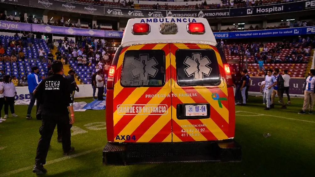 IMAGO7 Parte médico atendiendo a personas lesionadas en el Estadio Corregidora