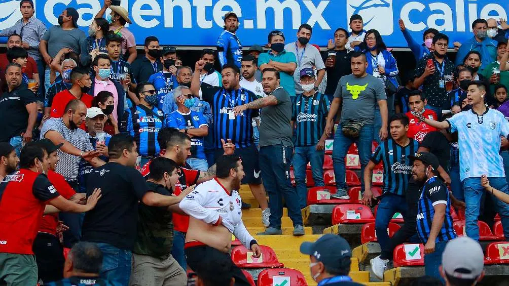 EFE Trifulca en el Estadio Corregidora entre aficionados de Querétaro y Atlas