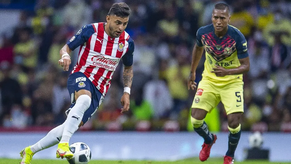 IMAGO7 Alexis Vega jugando el Clásico Nacional con Chivas en la Liga MX