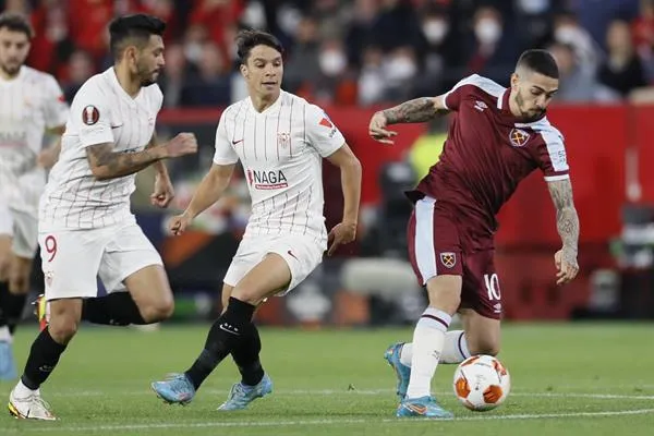 EFE 'Tecatito' Corona en los Octavos de Final de la Europa League