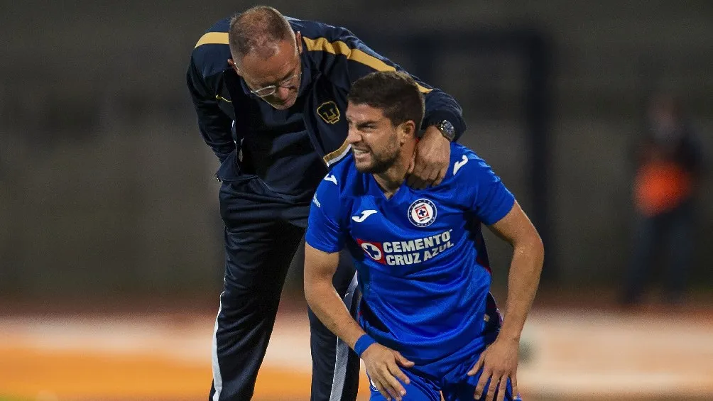 MEXSPORT Andrés Lillini dirigiendo a Pumas en partido de Liga MX ante Cruz Azul