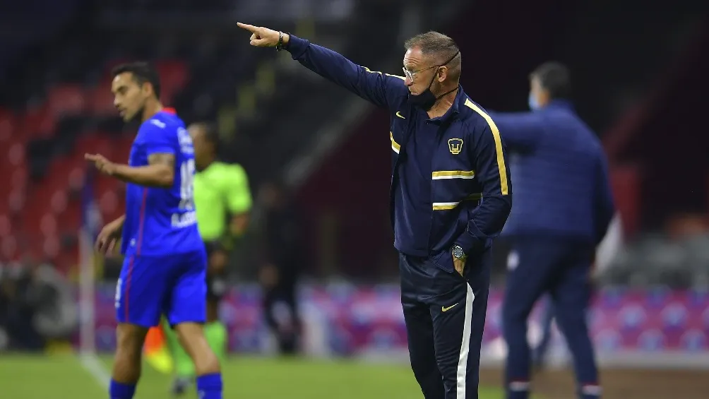 MEXSPORT Andrés Lillini dirigiendo a Pumas en partido de Liga MX ante Cruz Azul
