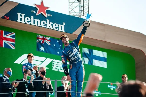 TWITTER @McLarenF1 Daniel Ricciardo en el podio del GP de Estados Unidos