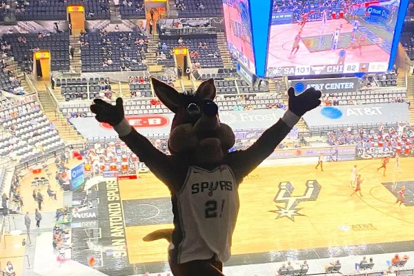 TWITTER @SpursCoyote El Coyote durante partido de los Spurs