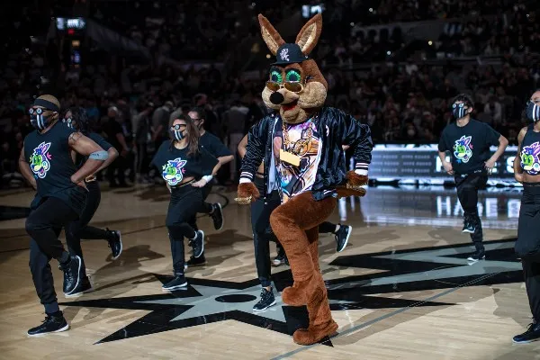 TWITTER @SpursCoyote El Coyote en show de medio tiempo