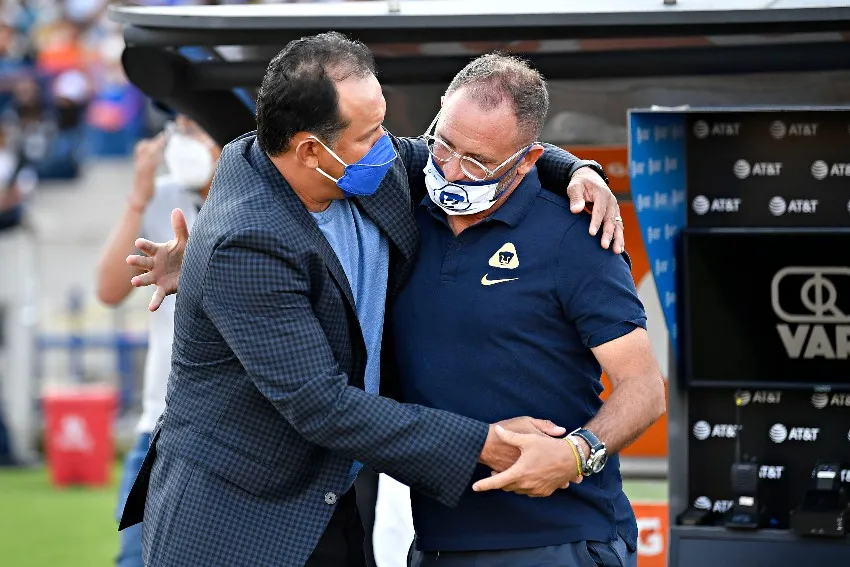 IMAGO7 Juan Reynoso, DT de Cruz Azul y Andrés Lillini, DT de Pumas