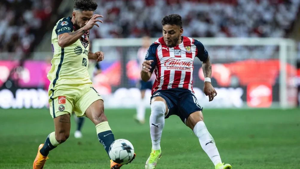 MIGUEL PONTÓN / AGENCIA RÉCORD Alexis Vega en acción en el Clásico Nacional