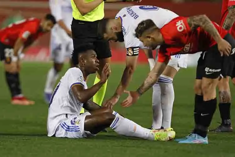 AP Momento en el que Vinicius Jr recibió la falta de Pablo Maffeo