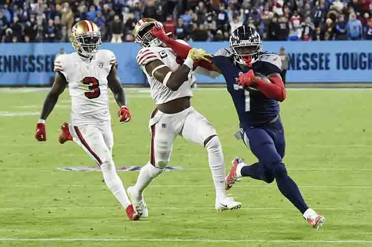 AP Jugador de Tennessee corriendo con el balón