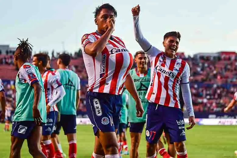 MEXSPORT Jugadores del San Luis festejando un gol