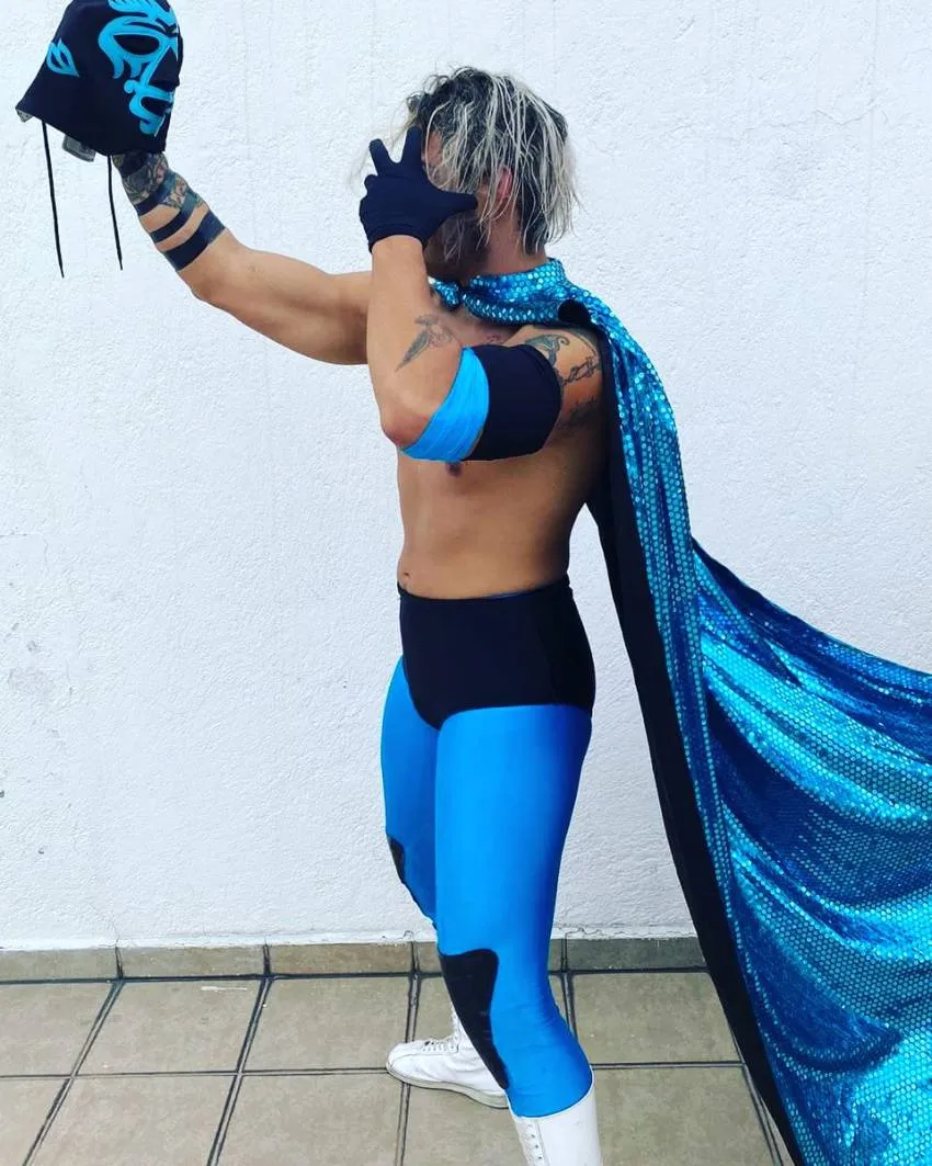 TWITTER: @warrior_jr_ Warrior Jr con el uniforme de su abuelo Guante Negro