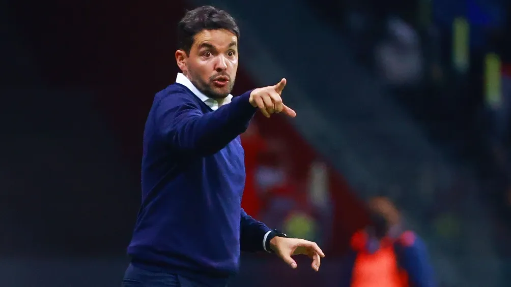 IMAGO7 Nicolás Larcamón dirigiendo partido del Puebla en la Liga MX