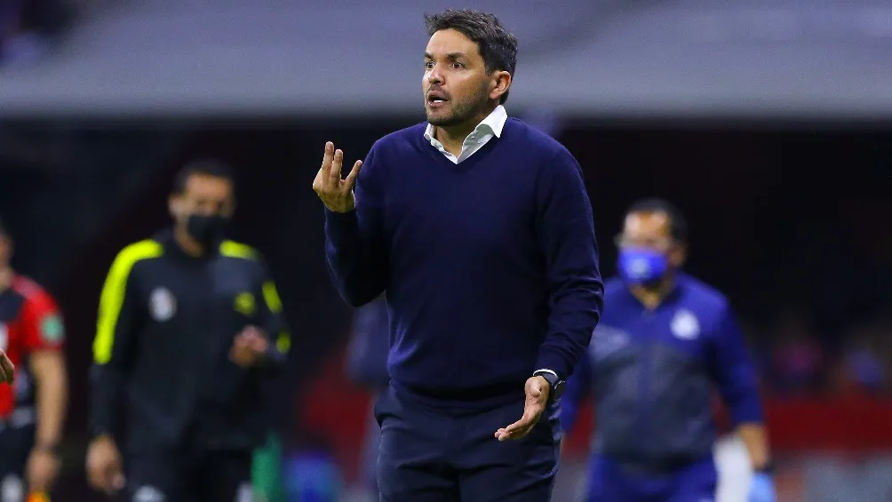 IMAGO7 Nicolás Larcamón dirigiendo partido del Puebla en la Liga MX