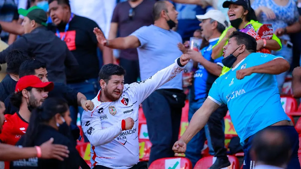 IMAGO7 Trifulca en el Estadio Corregidora entre aficionados de Querétaro y Atlas