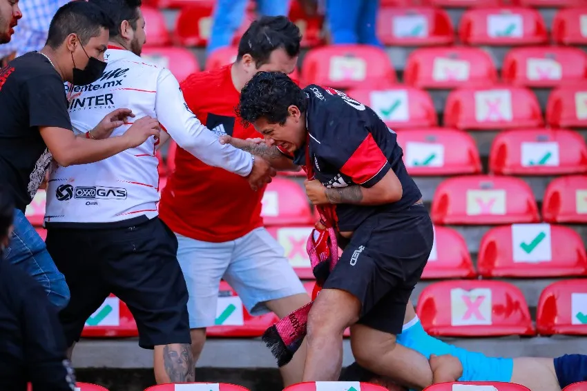 IMAGO 7 Aficionados de Atlas en el inicio de la bronca