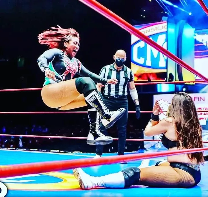 Twitter: @marcelacmll Marcela, durante una lucha del CMLL.
