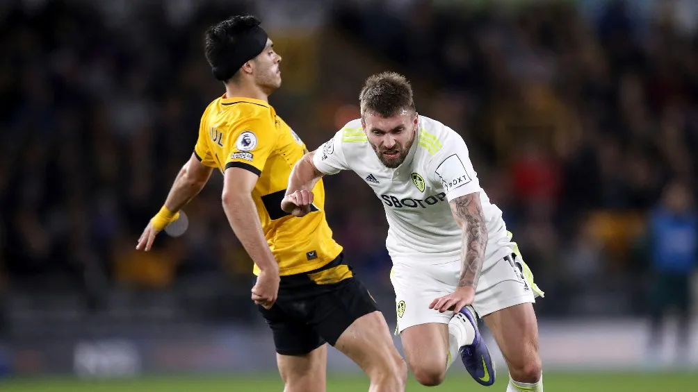 AP Raúl Jiménez jugando partido con el Wolverhampton ante Leeds United