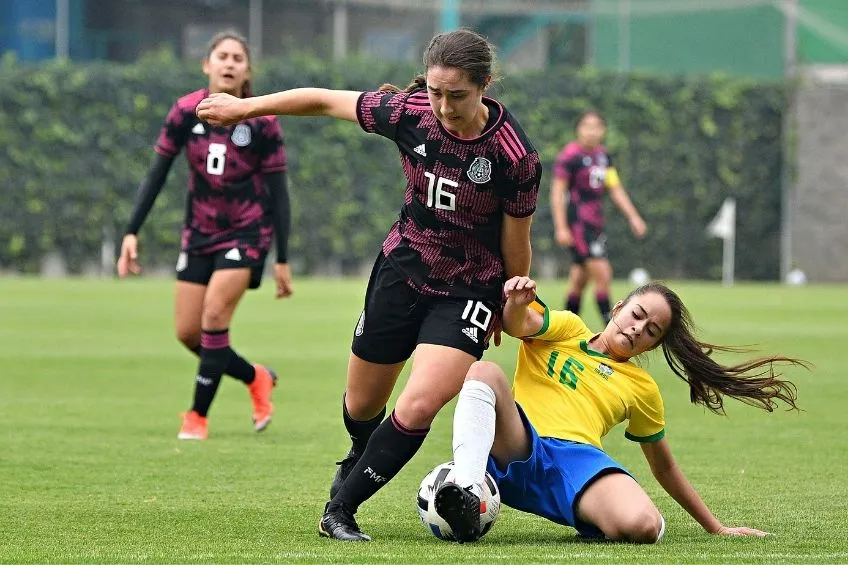 IMAGO7 Silvana Flores jugando con la Selección Mexicana