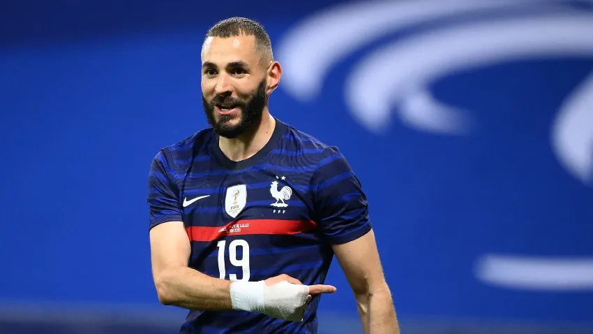 AP Benzema en un partido con Francia