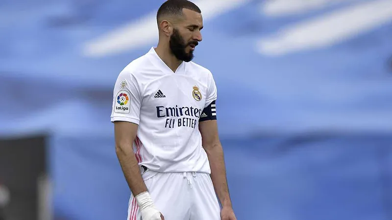 AP Karim Benzema durante un duelo con el Real Madrid