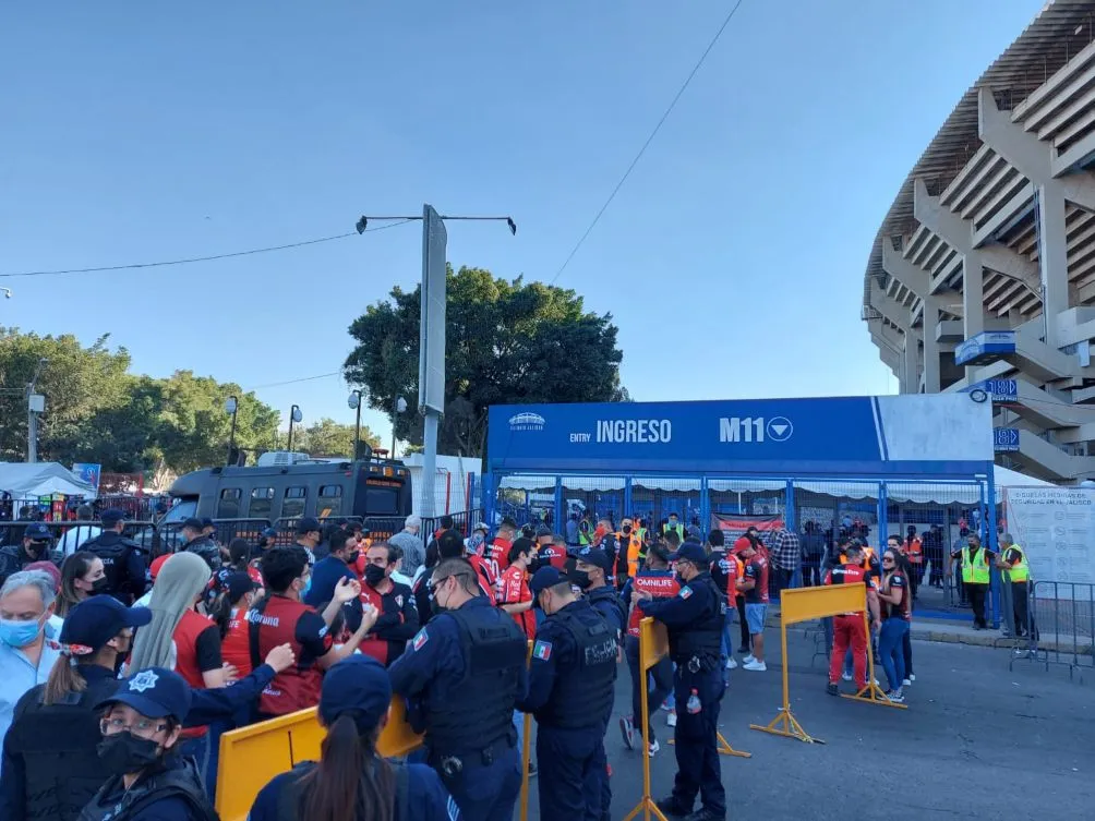 ENRIQUE GUTIÉRREZ Afición a las afueras del Estadio Jalisco