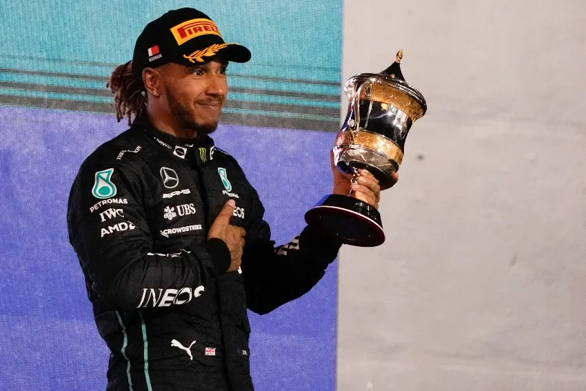AP Lewis Hamilton tras subir al podio en el GP de Bahréin