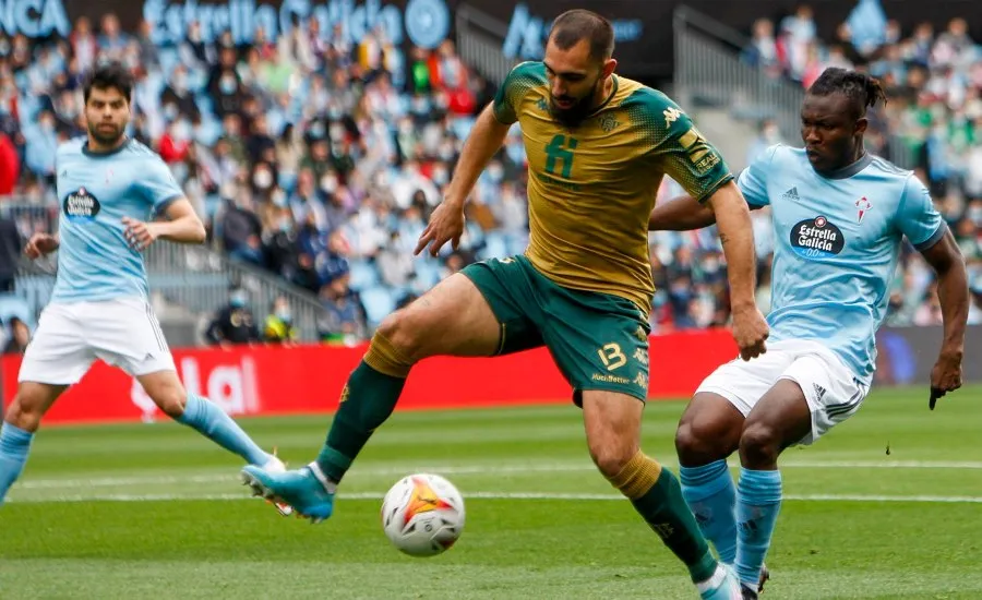 EFE Araujo observa la pelea del balón entre Joseph Aidoo y Borja Iglesias
