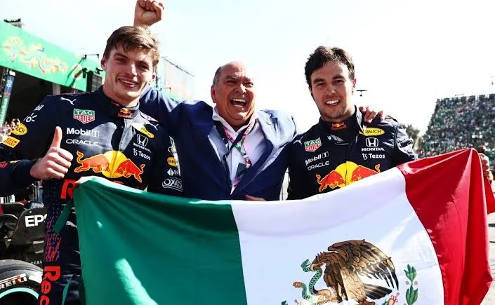 TWITTER @APerezGaribay Max Verstappen, Checo Pérez y su padre