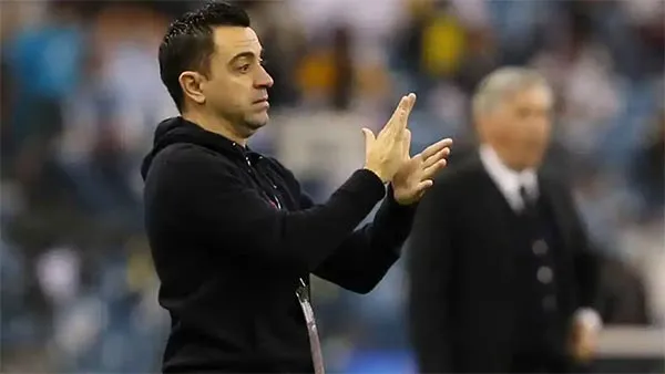 AP Xavi Hernández da instrucciones durante un partido