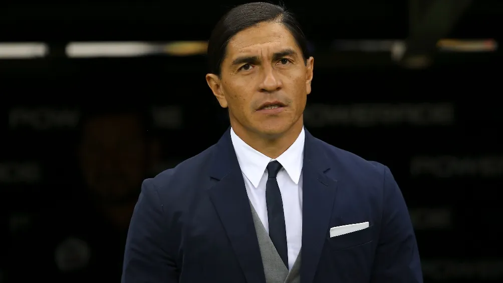 IMAGO7 Francisco Palencia dirigiendo a Lobos BUAP en partido de Liga MX