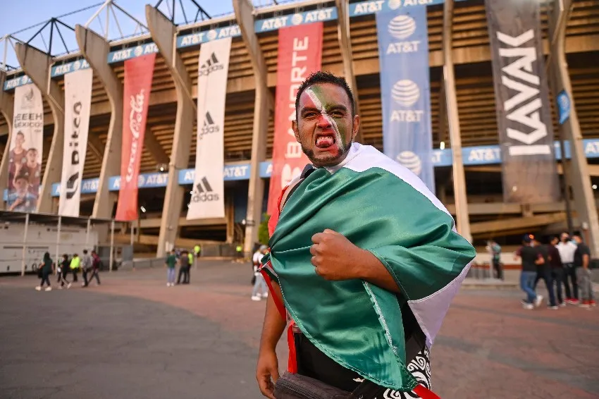 IMAGO 7 Aficionado en las instalaciones del Azteca