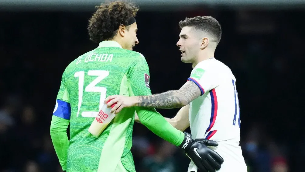 IMAGO7 Memo Ochoa se saluda con Pulisic