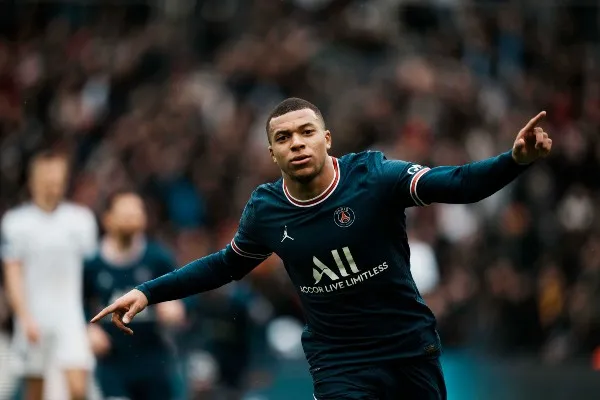 AP Mbappé celebra anotación para el PSG