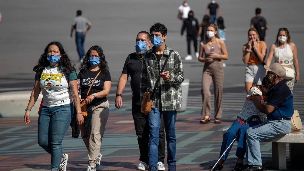 EFE Personas caminando por las calles de la Ciudad de México durante la pandemia