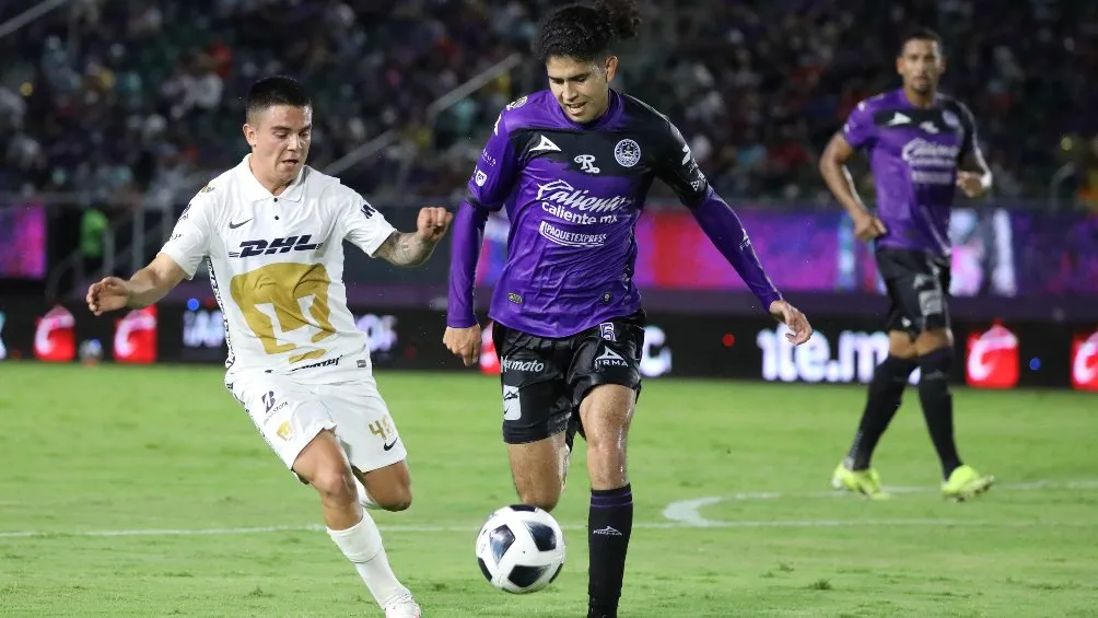 IMAGO7 Marco García (Pumas) vs Carlos Vargas (Mazatlán) en partido de Liga MX