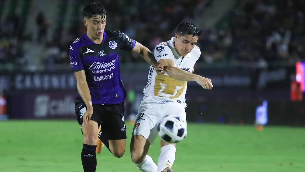 IMAGO7 Iván Moreno (Mazatlán) vs Efraín Velarde (Pumas) en partido de Liga MX