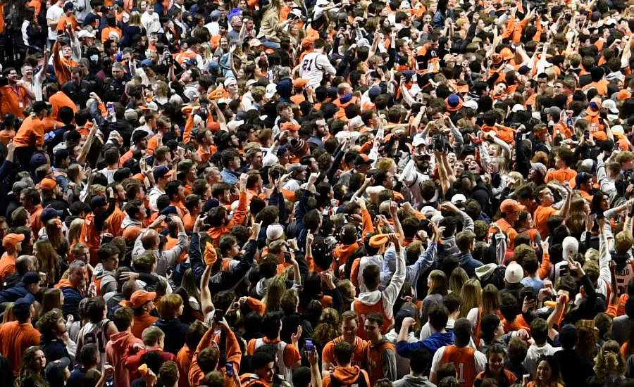 AP Aglomeraciones en partido de basquetbol en Estados Unidos