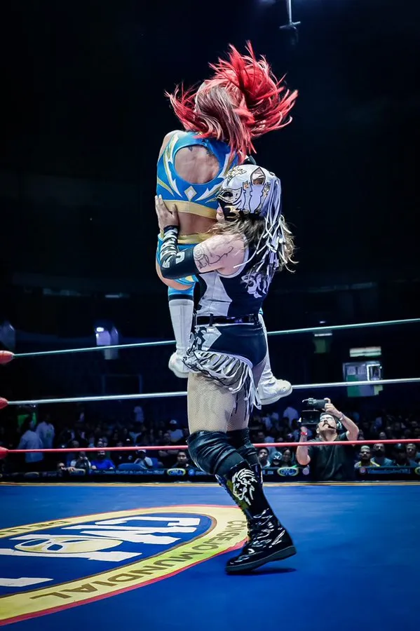 TWITTER @CMLL_OFICIAL La metálica en acción