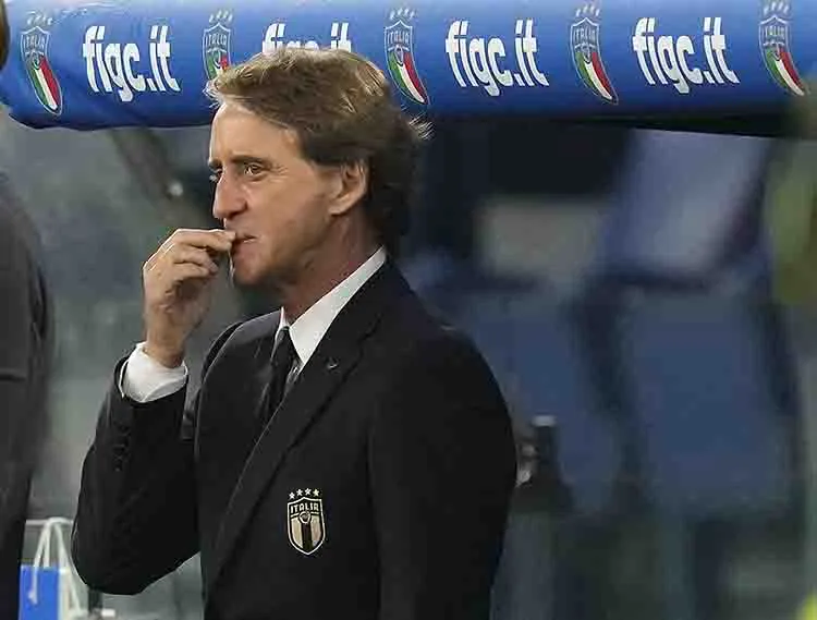 AP Mancini observando un partido desde el banquillo