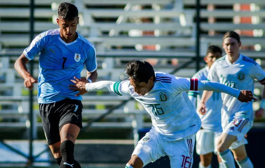 TWITTER @AUFOficial Rafael Palma pelea el balón ante la mirada de Flores