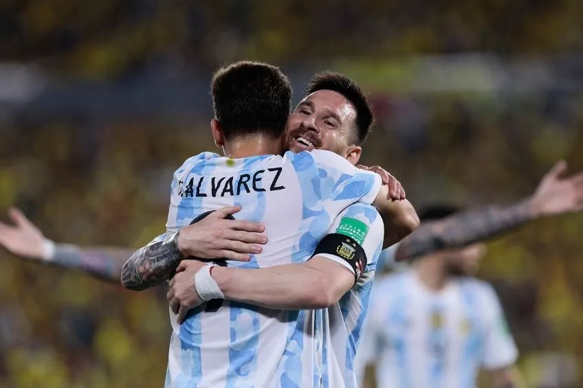 AP Julián Álvarez y Messi festejando un gol