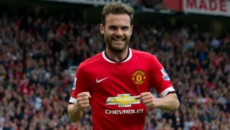 AP Juan Mata en un duelo con el Manchester United