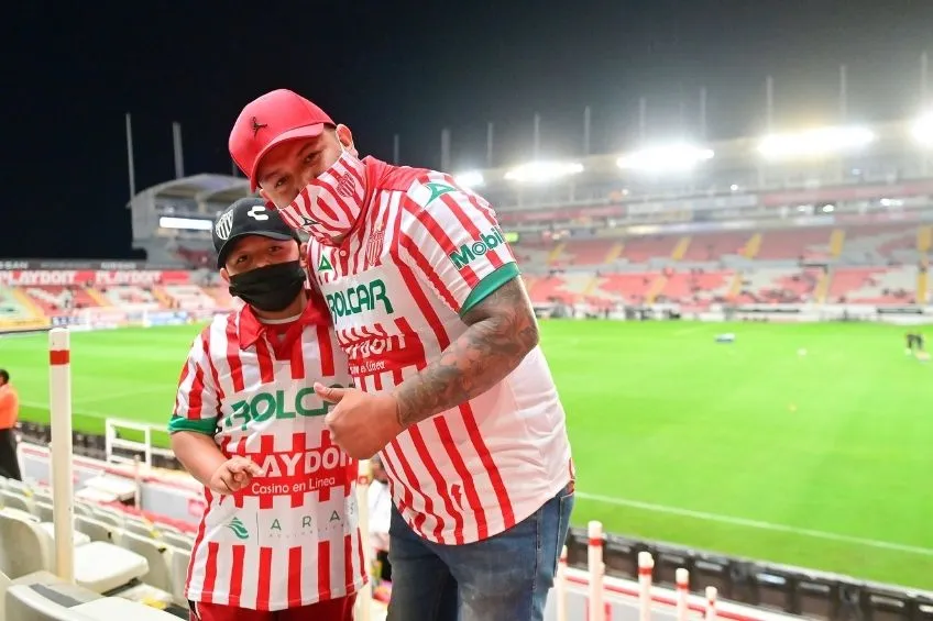 IMAGO7 Aficionados de Necaxa asistiendo a un partido