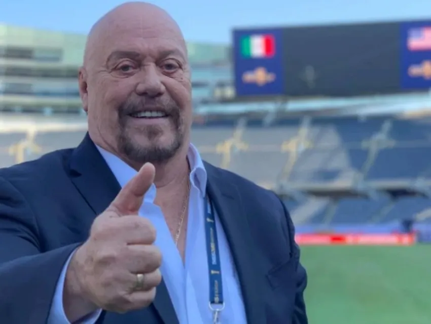 ESPECIAL Enrique 'Perro' Bermúdez narrando un partido de la Selección Mexicana