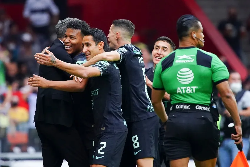 IMAGO7 Ortiz celebrando un gol con sus jugadores