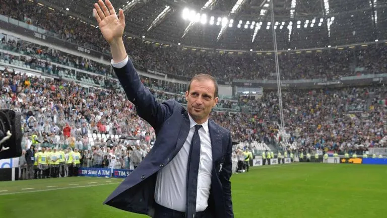 FACEBOOK @JuventusEs Allegri saluda a la afición previo a un duelo de la Juve