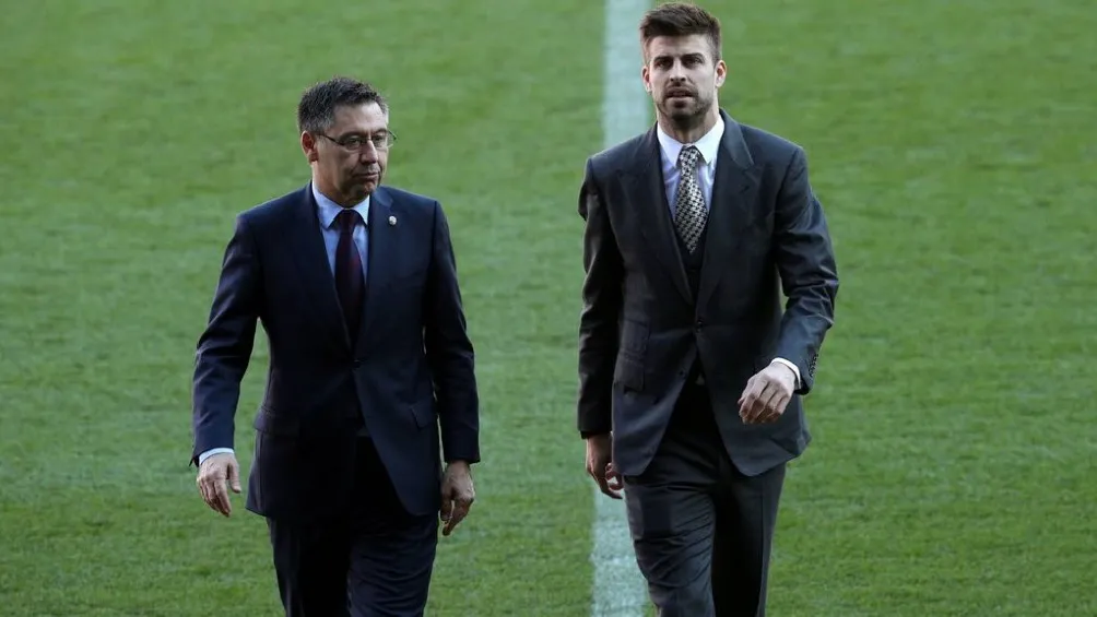 TWITTER | @SOMHISEREMFCB Gerard Piqué junto a Josep Maria Bartomeu en el Barcelona