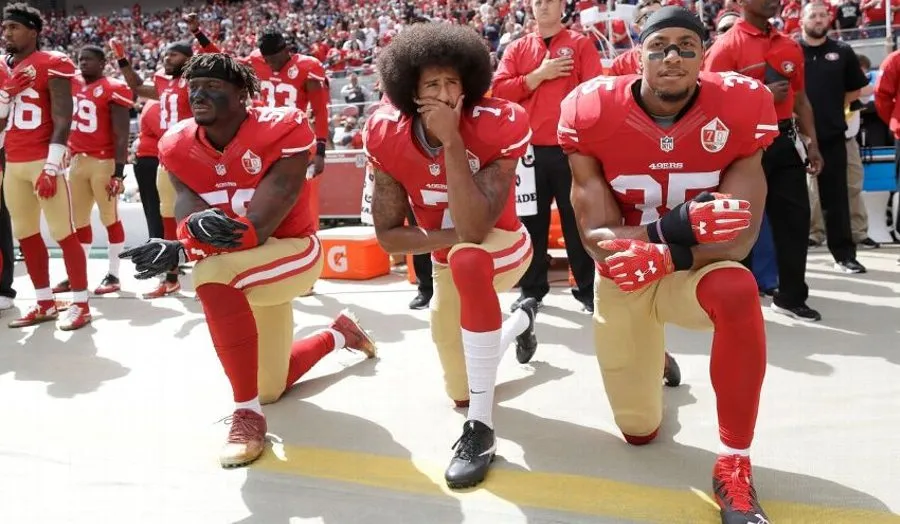 AP Kaepernick se arrodilla durante himno de Estados Unidos